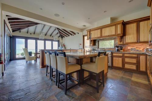 Stepping Stone 4 BR East Endにあるキッチンまたは簡易キッチン