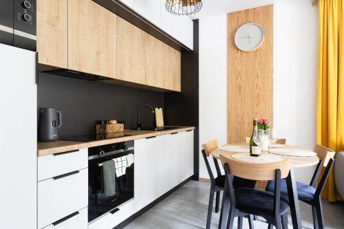 维斯瓦River Park Wisła - Golden Forest的厨房配有小桌子和椅子