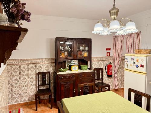 una cucina con frigorifero e tavolo con sedie di Casa da Tia Julia a Avis