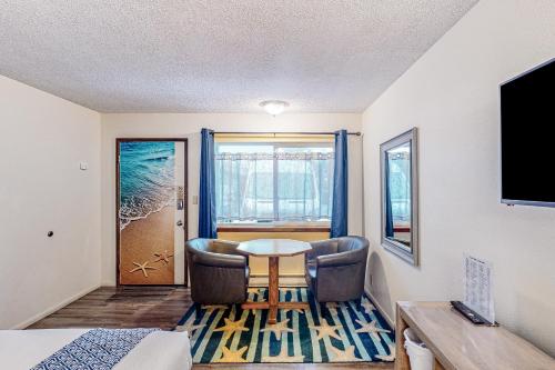 a room with a table and two chairs and a window at Lamplighter Inn Group Stay 1 in Bandon