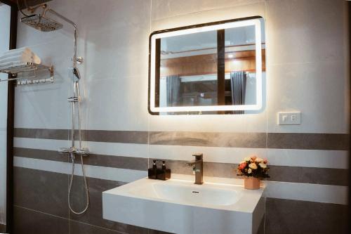 un baño con lavabo y espejo en Foresta Trang An - Ninh Binh Homestay, en Ninh Binh