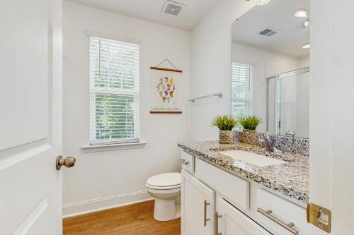 Un baño blanco con inodoro y lavabo. en Bowen Village 9201, en Charleston