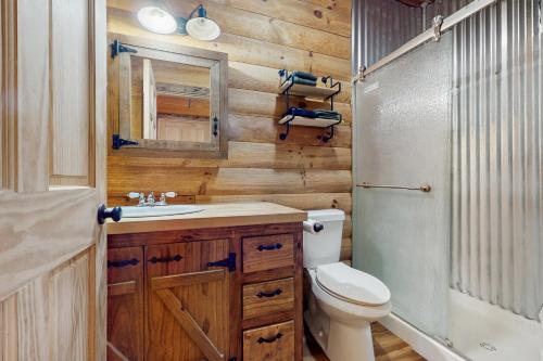 Ένα μπάνιο στο Lit'l Bear Cabin
