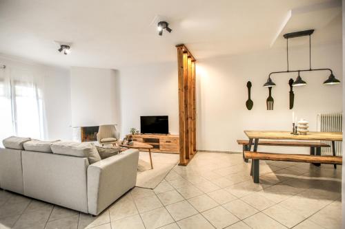 TV a/nebo společenská místnost v ubytování Grand View Suites Meteora 2