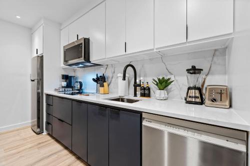 Η κουζίνα ή μικρή κουζίνα στο Prime Location - Stylish 1BR Retreat in Bishop Arts