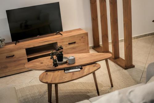 TV a/nebo společenská místnost v ubytování Grand View Suites Meteora 2