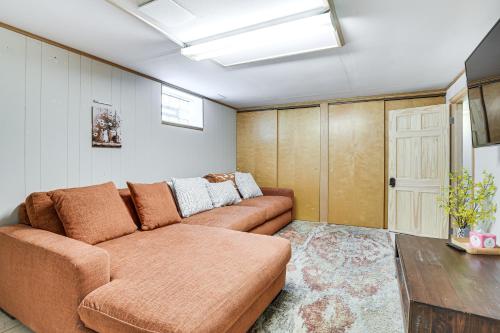 Χώρος καθιστικού στο Pet-Friendly Abode, 2 Mi to Dtwn Evanston!