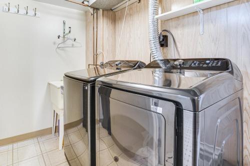 a washer and dryer in a laundry room at Pet-Friendly Abode, 2 Mi to Dtwn Evanston! in Evanston