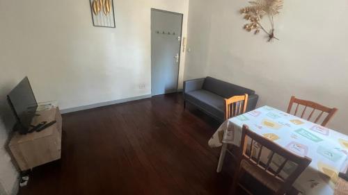 En TV eller et underholdningssystem på logement entier hyper centre