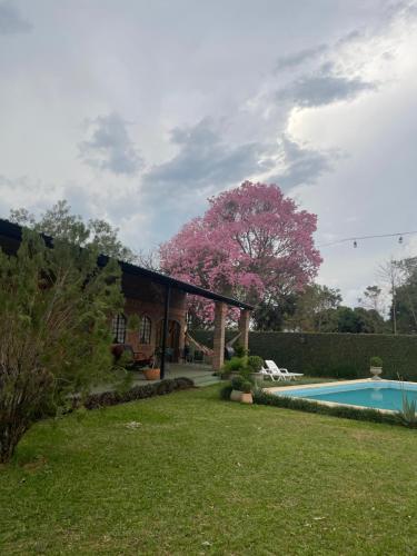 a house with a yard with a swimming pool at Colonial Style House in Villarrica