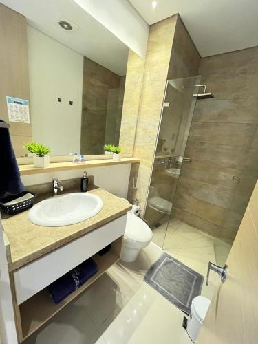 a bathroom with a sink and a shower and a toilet at Reserva Del Mar Apartamentos in Gaira