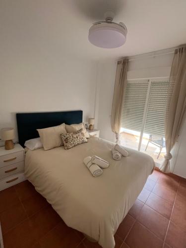 A bed or beds in a room at Alma de Cómpeta