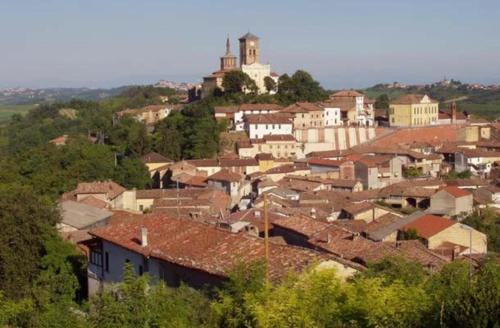 a village with a church on top of a hill at Locazione Turistica Antica dimora di Campagna in Grazzano Badoglio
