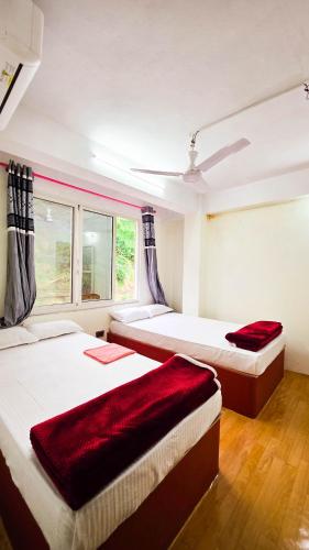 Cama o camas de una habitación en Twins Cafe and Guest House