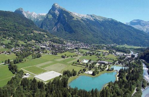 an aerial view of a town in the mountains at La Ferme de Sous-Lachat in Samoëns