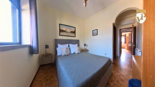 a bedroom with a bed in a room at Vale a Pena - Alojamento Local in Trancoso