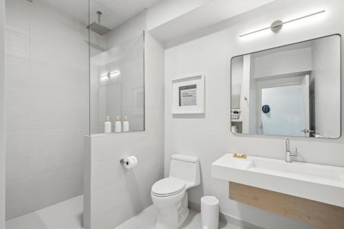 un bagno bianco con un water e un lavandino di Hotel Circulo Park Circle Corner Suite 380 a Charleston
