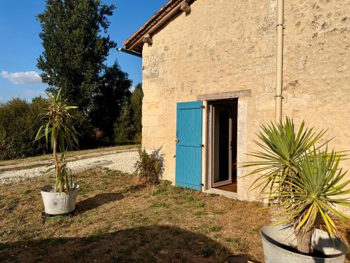 a blue door on the side of a building at Gîte Le Patio Bleu in Saint-Romain
