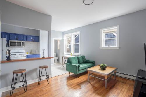 Kuchyň nebo kuchyňský kout v ubytování One BR in Lodi Pet Friendly with Laundry & Parking