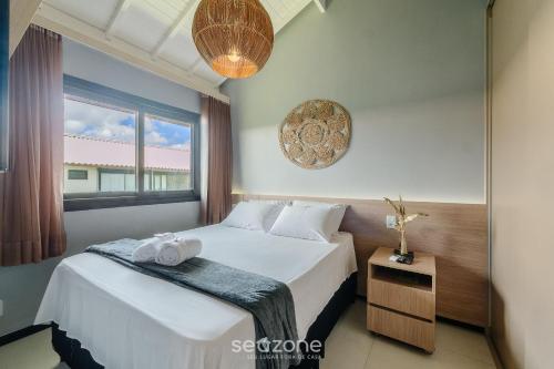 a hotel room with a bed and a window at VLP - Apartamentos próximos à Praia do Forte/BA in Mata de Sao Joao