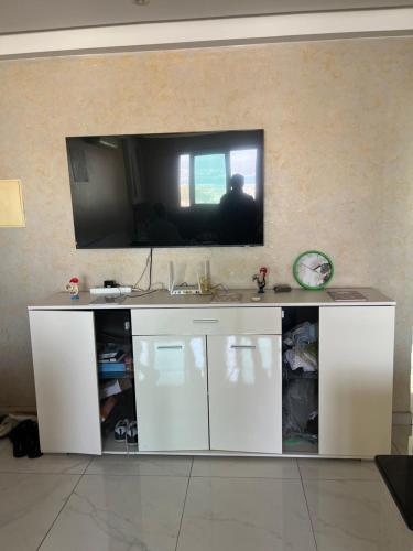 Una televisión o centro de entretenimiento en Nice Room privé
