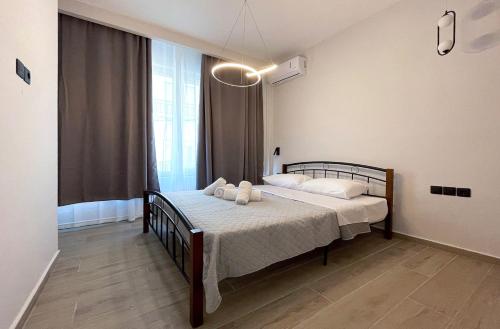 Una cama o camas en una habitación de Kalma Apartment Xanthi Center