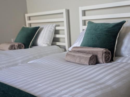 Postel nebo postele na pokoji v ubytování Modern Top Floor - 2 Bedroom 2 Bath - Sleeps 4