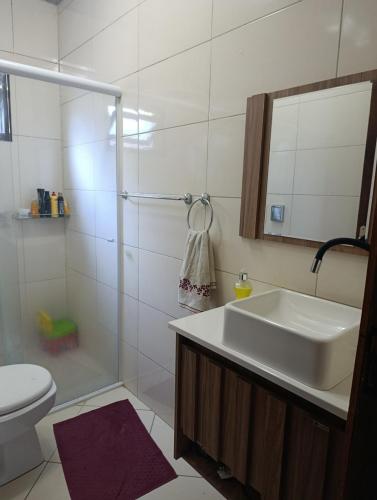 a bathroom with a sink and a shower and a toilet at casa para Oktoberfest in Blumenau