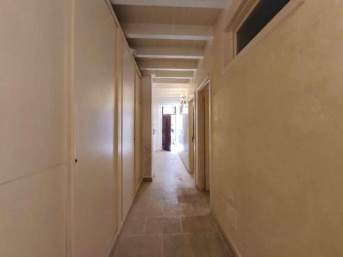 an empty hallway with a long corridor with a hallwayngthngthngthngthngthngth at Angolo del corso in Gallipoli