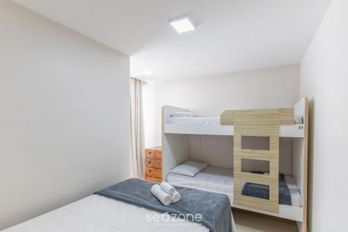 Ένα ή περισσότερα κρεβάτια σε δωμάτιο στο Apto c/ varanda e churrasq. a 100m do mar ELLC0000