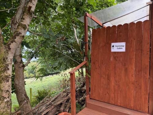 Сад в Farm stay cabin in the woods