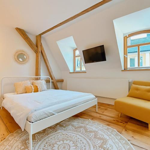 Postel nebo postele na pokoji v ubytování Gemütliches Studio im Zentrum von Hof mit Designer-Wanne & 24h-Check-in