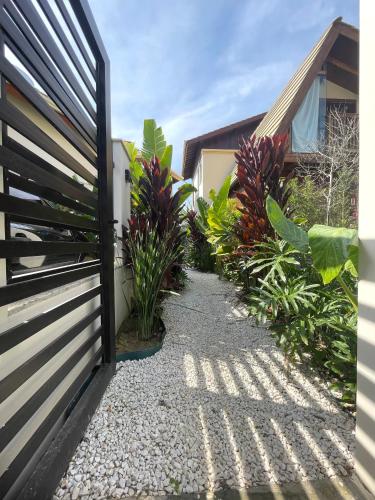 a gate leading into a garden with plants at Refúgio na Natureza com hidro - Mariscal 09 in Bombinhas