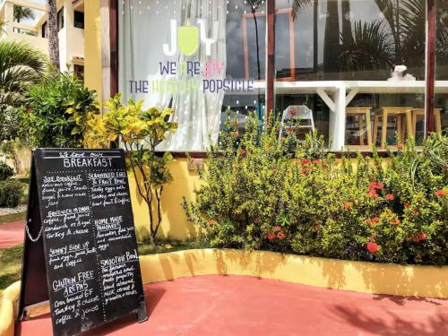 LA PERLA STUDIOS DELUXE playa LOS CORALESにある庭