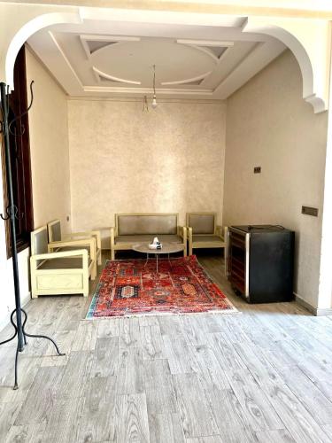 a room with a couch and a table and a rug at Appartement 2 chambres en ferme avec Piscine Privée in Marrakech