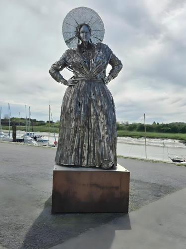 a statue of a woman holding an umbrella at La Jolythalys bord de mer 300m in Étaples