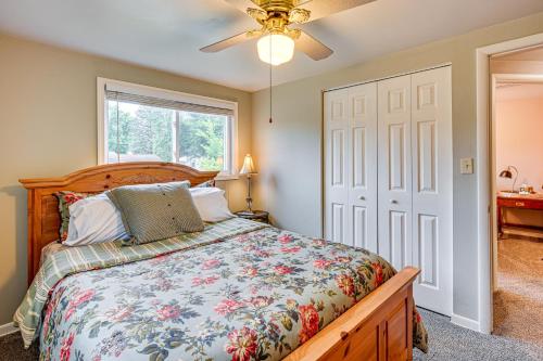 Katil atau katil-katil dalam bilik di 1 Mi to Dtwn Suburban Home with Yard in Owosso