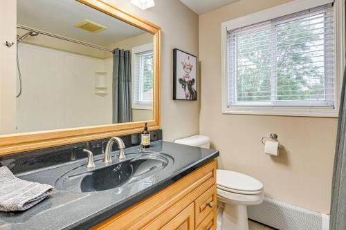 Bilik mandi di 1 Mi to Dtwn Suburban Home with Yard in Owosso