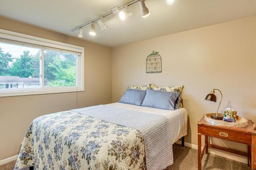 Katil atau katil-katil dalam bilik di 1 Mi to Dtwn Suburban Home with Yard in Owosso
