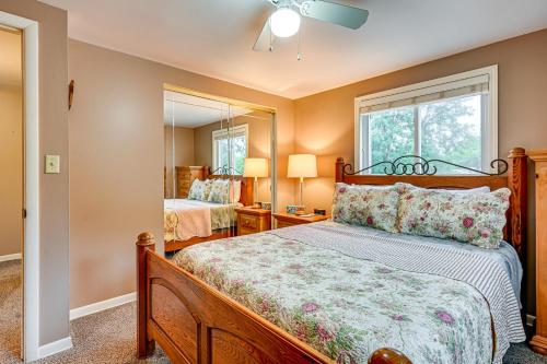 Katil atau katil-katil dalam bilik di 1 Mi to Dtwn Suburban Home with Yard in Owosso