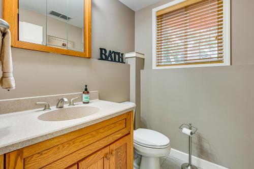 Bilik mandi di 1 Mi to Dtwn Suburban Home with Yard in Owosso