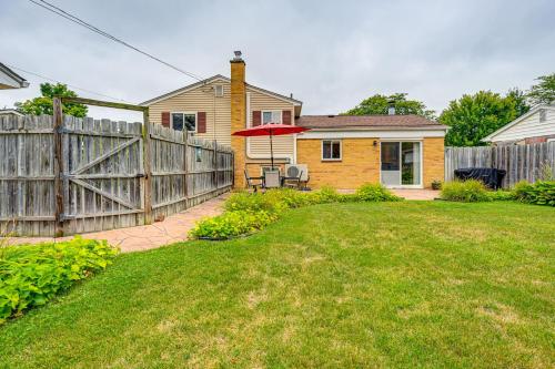 Taman di luar 1 Mi to Dtwn Suburban Home with Yard in Owosso
