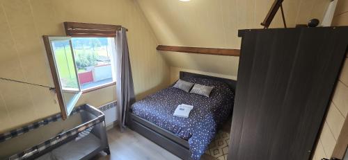 a small bedroom with a bed and a mirror at Appartement en bord de mer in Étaples
