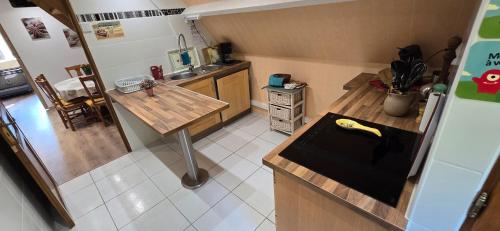 an overhead view of a kitchen with a counter top at Appartement en bord de mer in Étaples