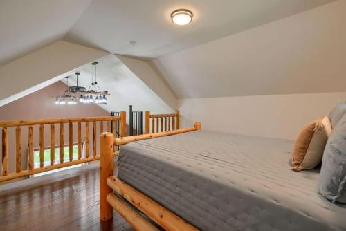 une chambre avec un grand lit et un escalier dans l'établissement Tranquil Heights Cabin In Hocking Hills- HOT TUB!, à Londonderry