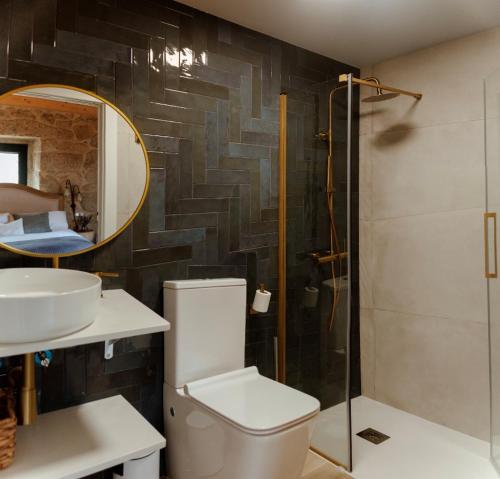 ein Badezimmer mit Toilette, Waschbecken und Dusche in der Unterkunft Casa Chare in Moaña