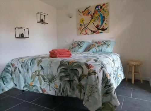 a bedroom with a bed with a colorful blanket at Dépendance atypique 2chbres parc piscine in Villebrumier