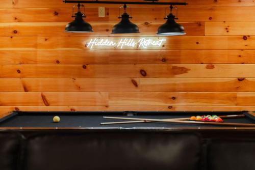Τραπέζι μπιλιάρδου στο Sleeps 16! Luxury Cabin with Game Room & Hot Tub