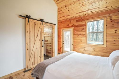 Postel nebo postele na pokoji v ubytování Fern Haven A modern take on Hocking Hills cabins
