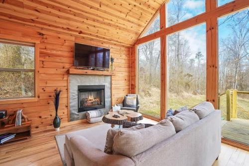 Posezení v ubytování Fern Haven A modern take on Hocking Hills cabins